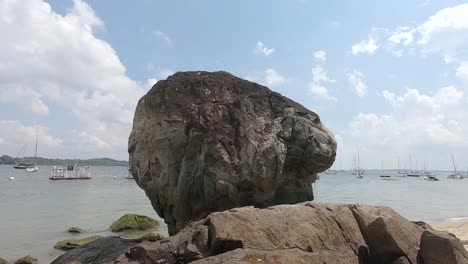 una roca gigante en una playa rocosa