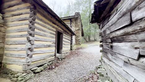 Alte-Baumstämme-Und-Nut--Und-Feder-Design-In-Einer-Hüttensiedlung-In-Cades-Cove,-Tennessee