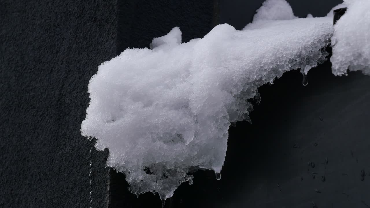 건물 의 하천 에 있는 눈 과 얼음