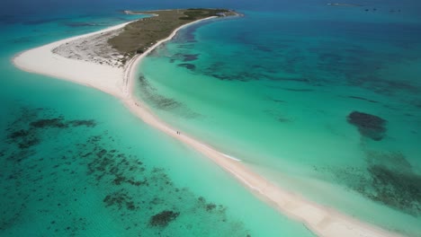 Cayo-De-Agua-In-Los-Roques-Mit-Kamerabewegung-über-Türkisfarbenem-Wasser,-Luftaufnahme