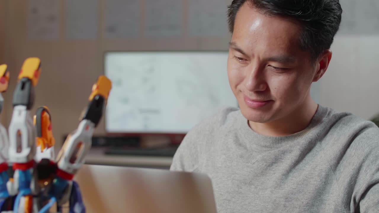 사무실에서 노트북에 집중하는 남자