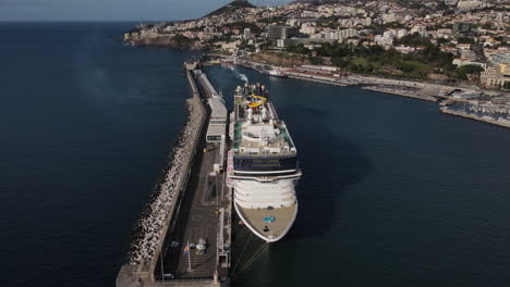 toma aérea en zoom out de un crucero atracado en el puerto de funchal en la isla de madeira en un día soleado