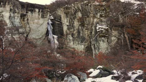 chorrillo del salto durante el otoño en cámara lenta. chalten, patagonia