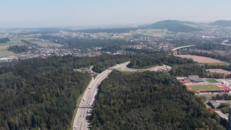 Absteigende-Drohnenaufnahme-Der-Schweizer-Autobahn