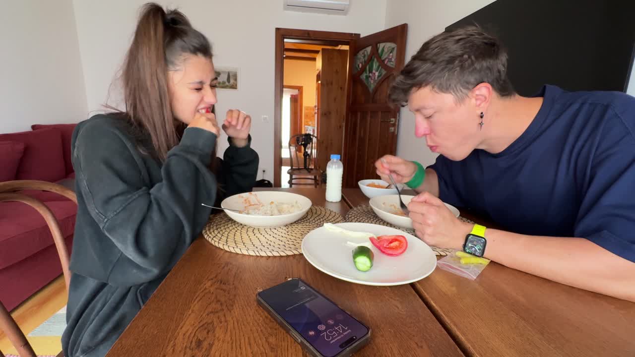 pareja comiendo en la mesa