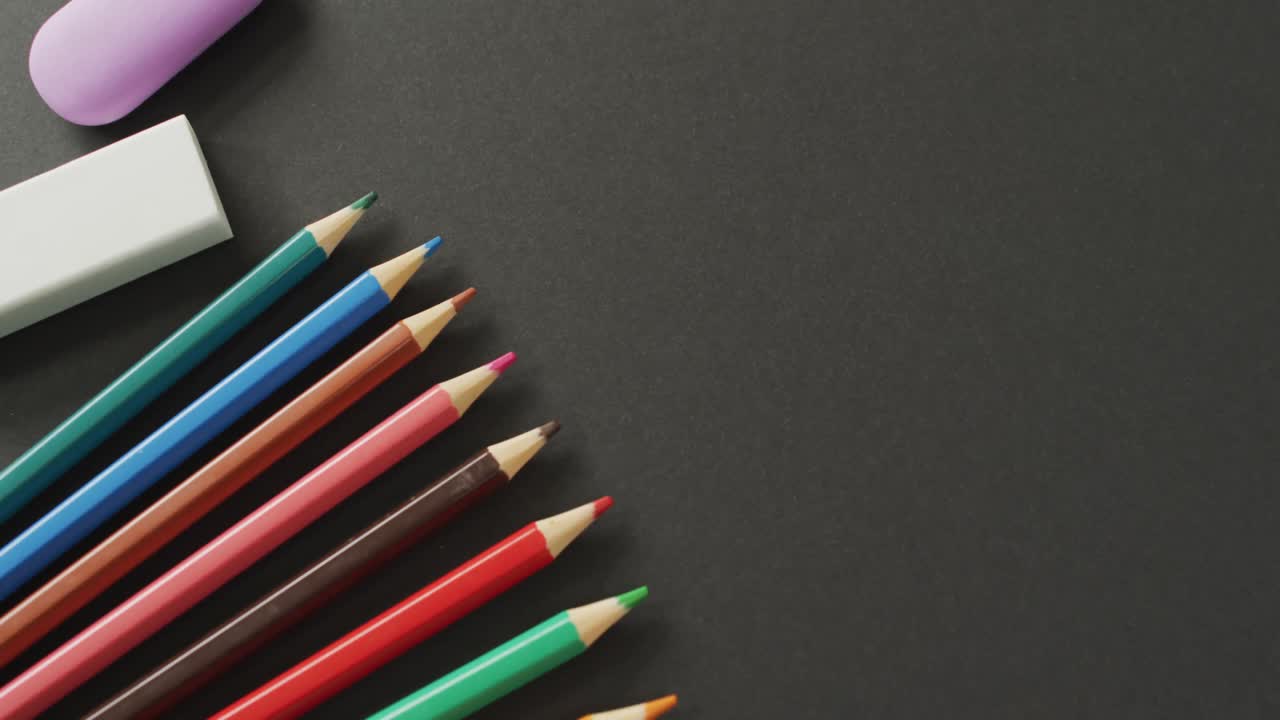 video de composición con lápices de colores y herramientas escolares en superficie gris con espacio para copiar