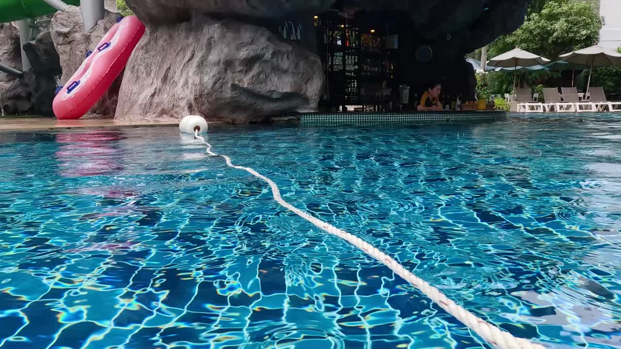 태국 크라비에 있는 수영장 술집을 탐험합니다.