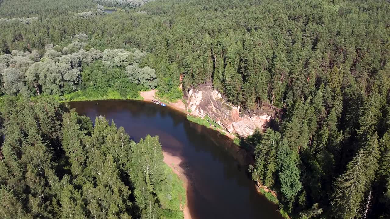Flygdrönarvy över röda sandstensklippor intill floden Gauja i Lettland under sommaren
