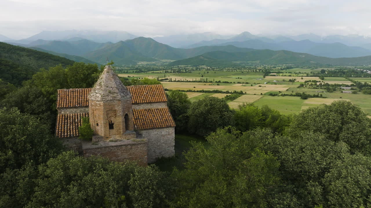 antena de la iglesia bautista de juan de zemo alvani, georgia, revelando un vasto paisaje