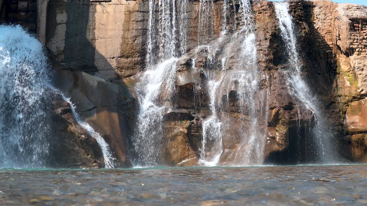 cascada cascada a través de los senderos rocosos en el bosque