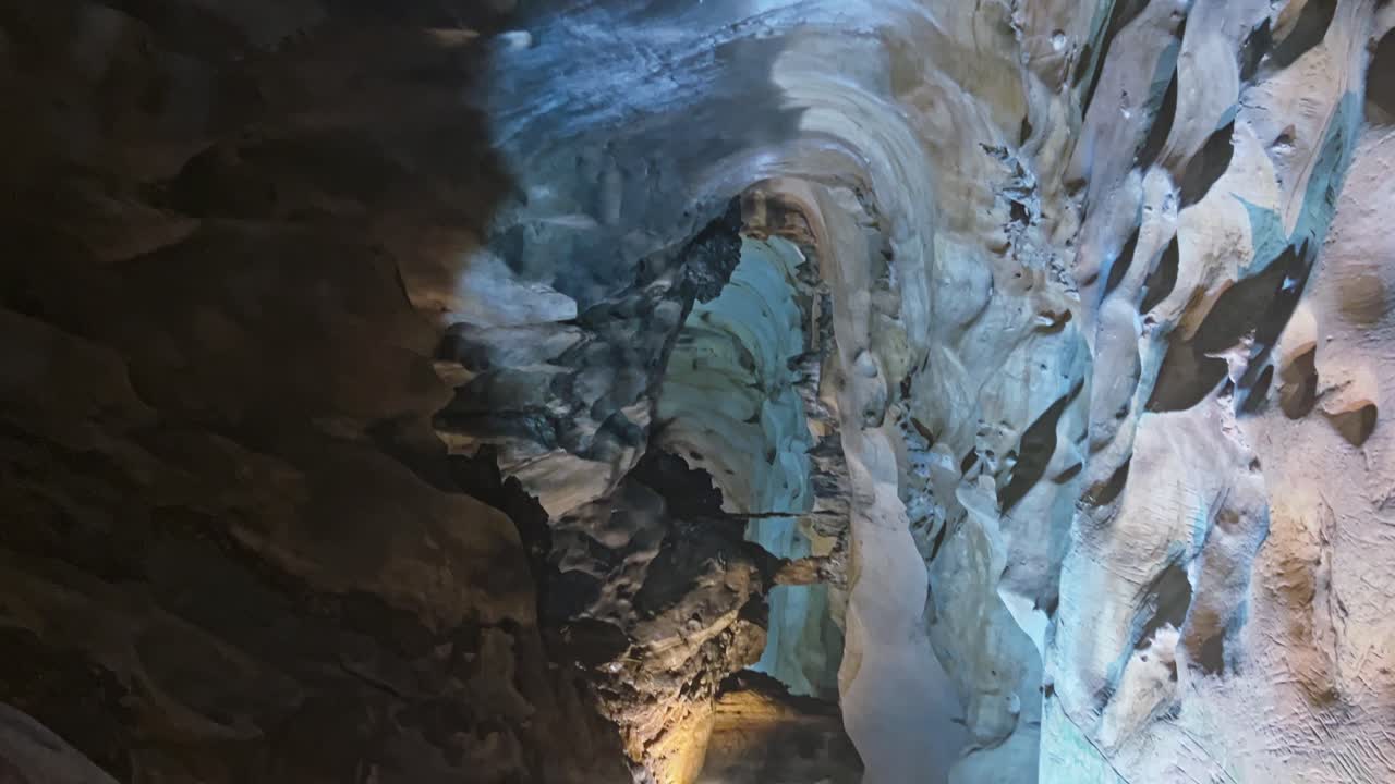 las piedras calcáreas micríticas dentro de los templos de cueva bien mantenidos de gua kek parecen tong en ipoh, malasia