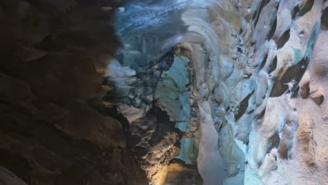 las piedras calcáreas micríticas dentro de los templos de cueva bien mantenidos de gua kek parecen tong en ipoh, malasia