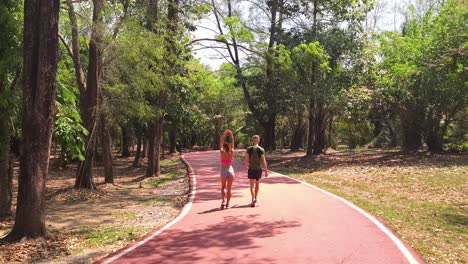 pareja haciendo ejercicio en un parque