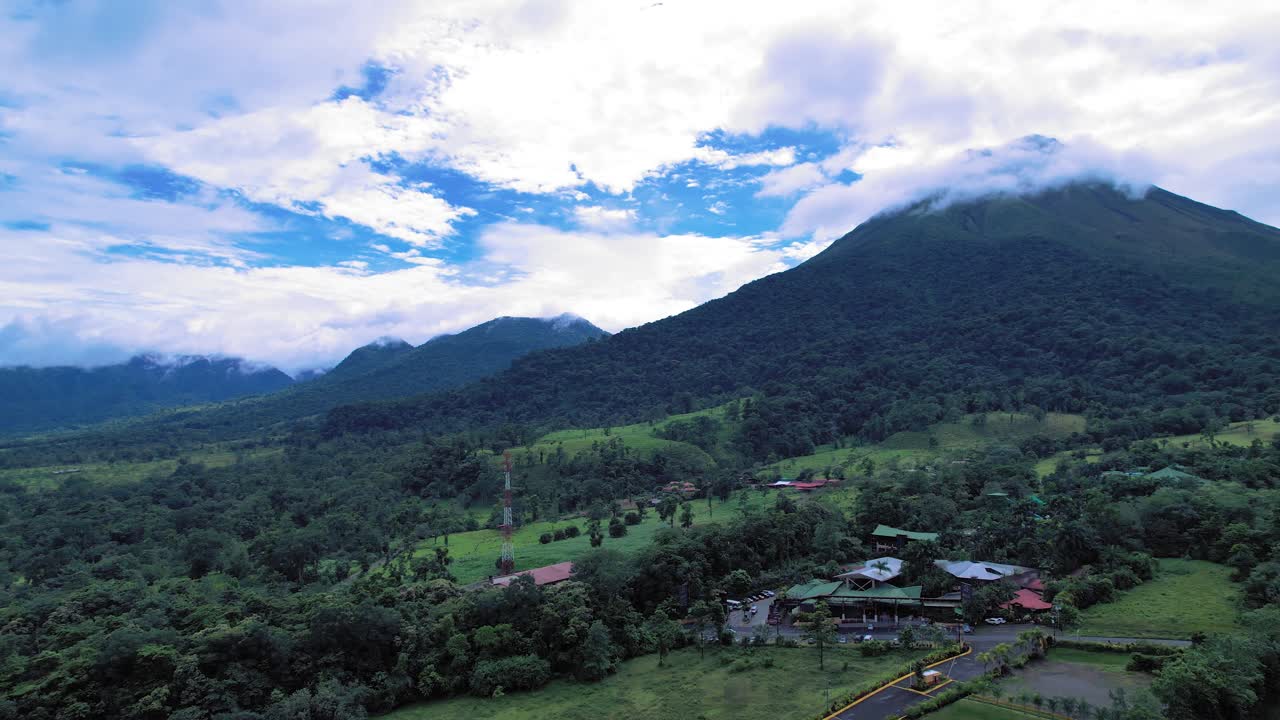 imágenes aéreas de drones del volcán arenal en la fortuna, alajuela, costa rica