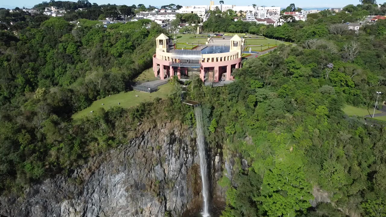 Ripresa con drone che rivela una bellissima cascata con il Parco Tanguá sullo sfondo, città di Curitiba, Brasile