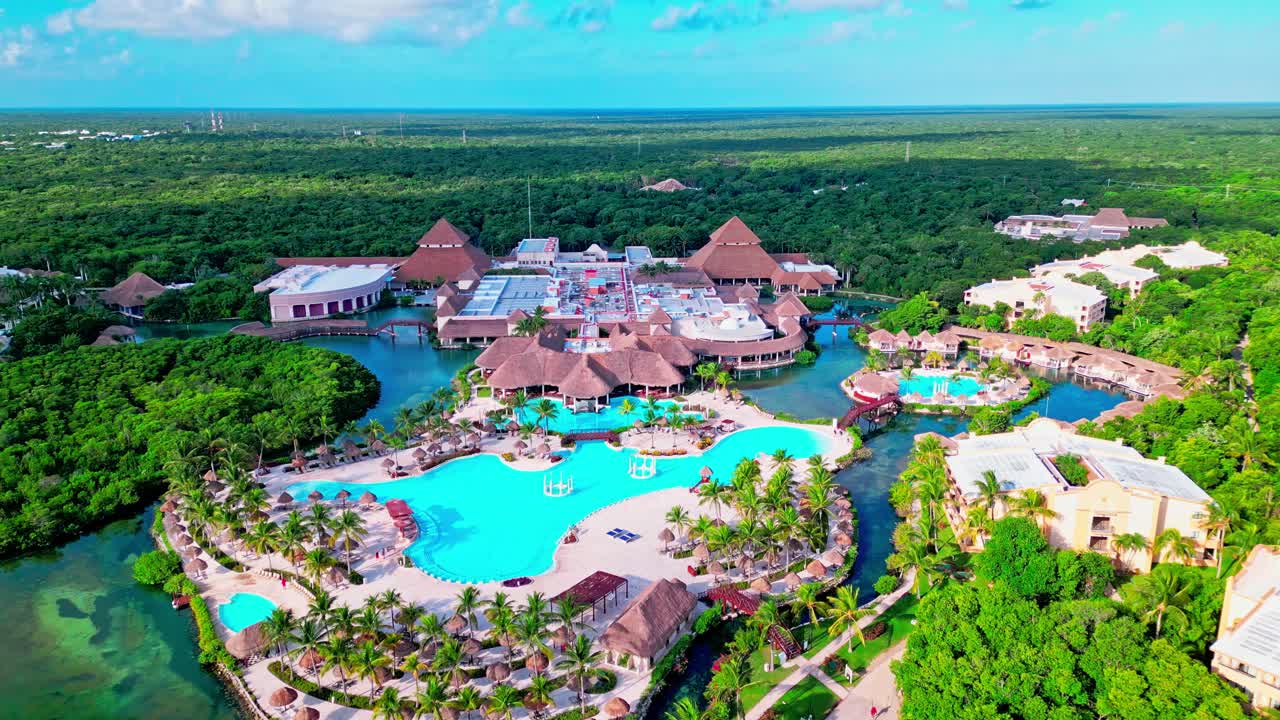trs yucatan resort en tulum, méxico drone volando hacia las piscinas y el hotel
