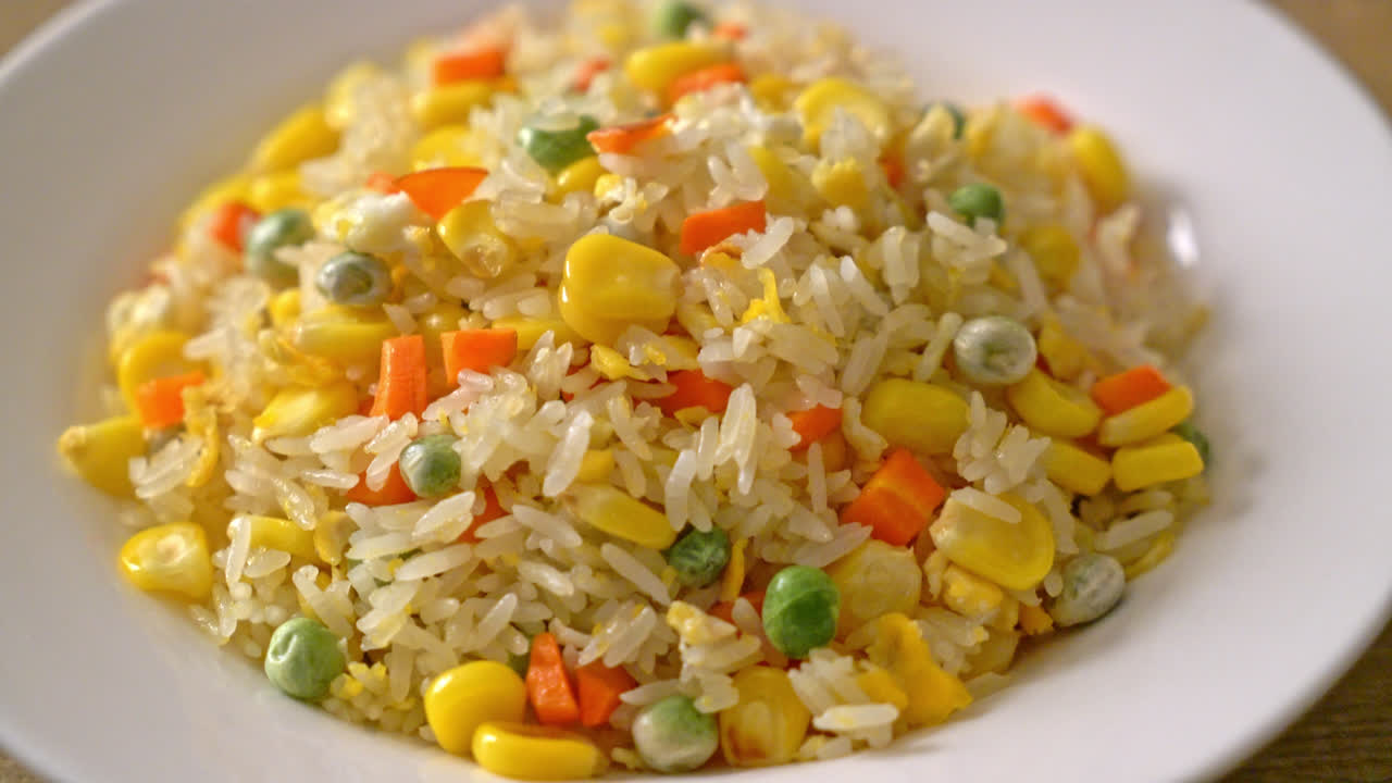 arroz frito casero con verduras mixtas y huevo