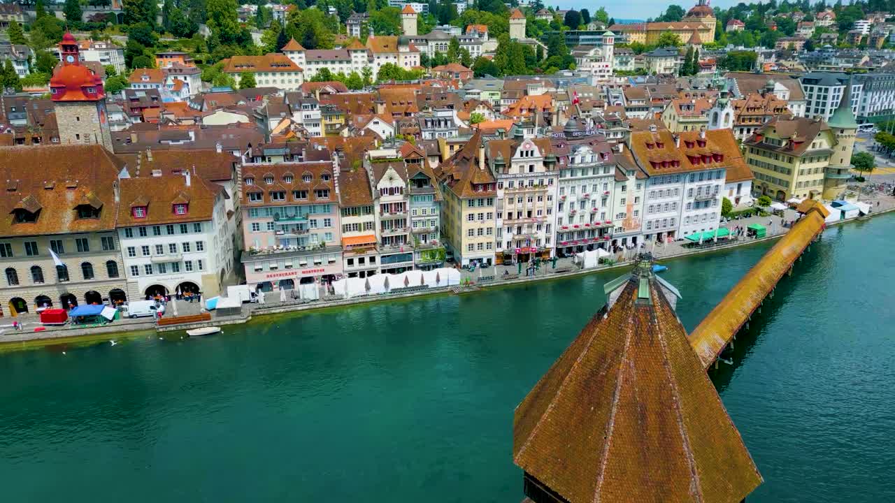 스위스 루체른의 옛 마을에 있는 루스 강에 있는 샤펠 다리의 4k 드론 영상.