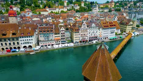 video de dron de 4k del puente de la capilla en el río reuss en el casco antiguo de lucerna, suiza