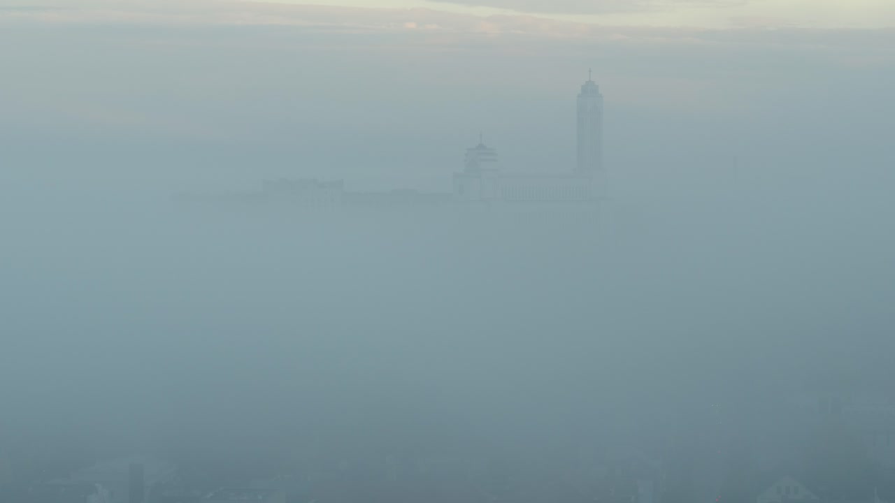 iglesia en la niebla