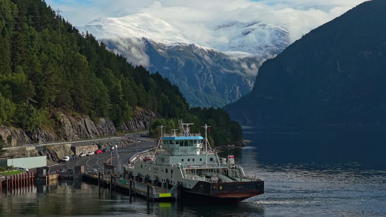 Ripresa aerea di una nave nel fiordo di Storfjord con le montagne norvegesi sullo sfondo.