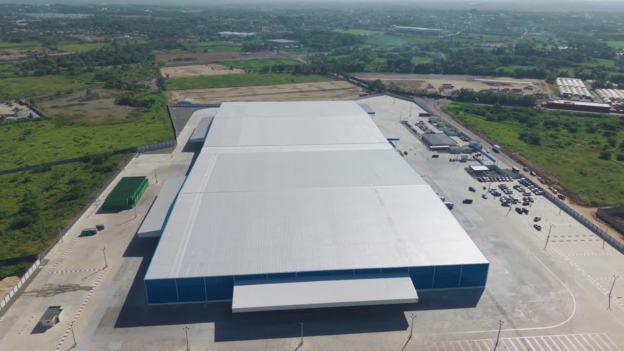 Ripresa aerea del polo di trasformazione logistica della fabbrica nazionale di birra dominicana a Santo Domingo, Repubblica Dominicana