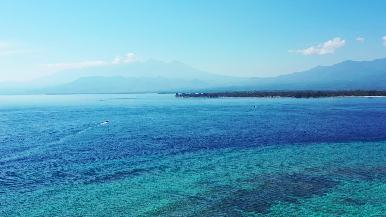 열대 바다 위의 안개 낀 날, 섬에 접근하는 보트, 안개로 뒤덮인 산