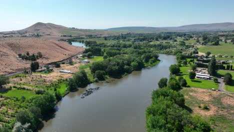 Drone-shot-of-the-Yakima-River-running-through-Benton-City,-in-Washinton