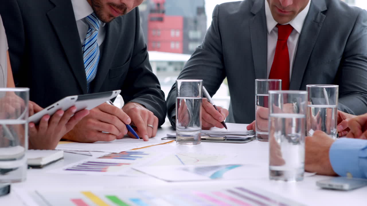 회의에서 함께 일하는 사업가들