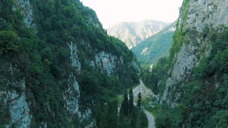 camino del valle de la montaña