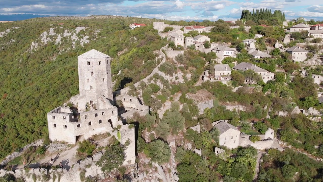 Aerea: drone che sorvola Počitelj in Bosnia ed Erzegovina.