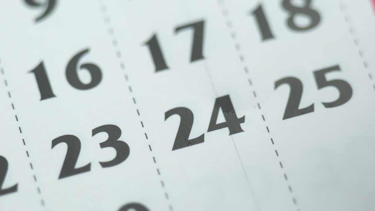 el veinticuatro 24 de un mes en el calendario, marque el día del evento marcado en el día del calendario veinticuatro, fecha número 24. el veintidécimo cuarto día del mes está marcado con una mancha roja