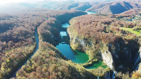 プリトヴィツェ湖群の滝と湖の空撮