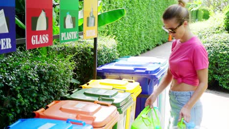 mujer reciclando en un centro público de reciclaje al aire libre