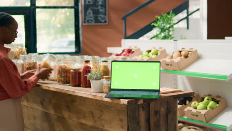 pantalla verde en el dispositivo en la tienda ecológica