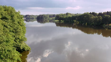 Luftblick-über-Den-Lütjensee,-Das-Seeufer,-Die-Landschaft-Und-Den-Umliegenden-Wald