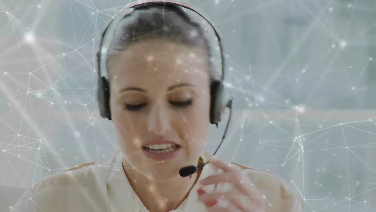 animación de la red de conexiones a través de una mujer de negocios usando auriculares telefónicos