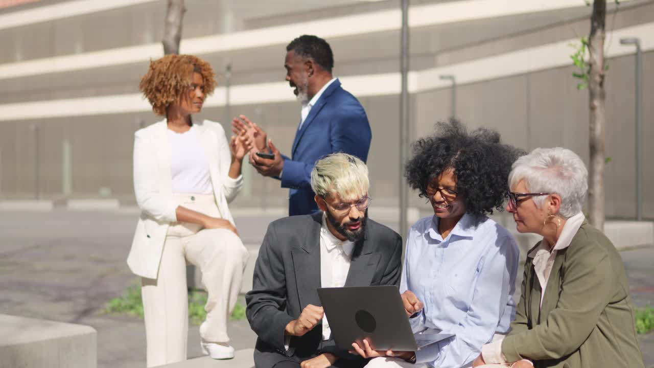 Équipe d’entreprises diversifiée collaborant en extérieur