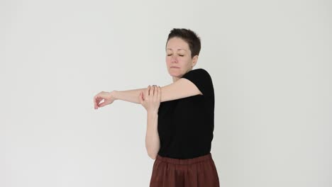 una mujer estirando el brazo.