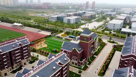 Vista-Aérea-De-Un-Parque-Infantil-En-Un-Complejo-Residencial-Del-Nuevo-Distrito-De-Nanhai,-China