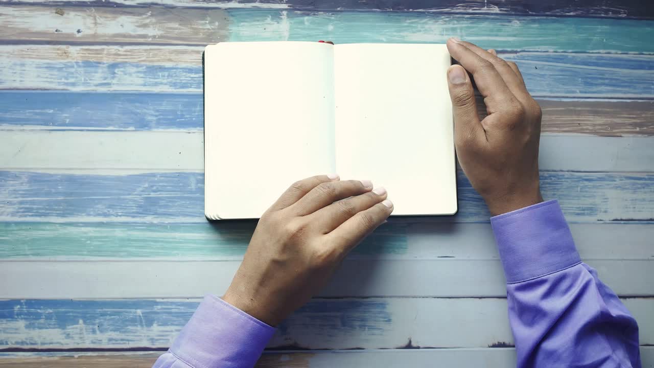 나무 테이블 위에 열린 책