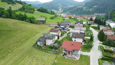 Fliegen-Vor-Einer-Kleinen-Siedlung-Mit-Einfamilienhäusern-Inmitten-Wunderschöner-Grüner-Natur