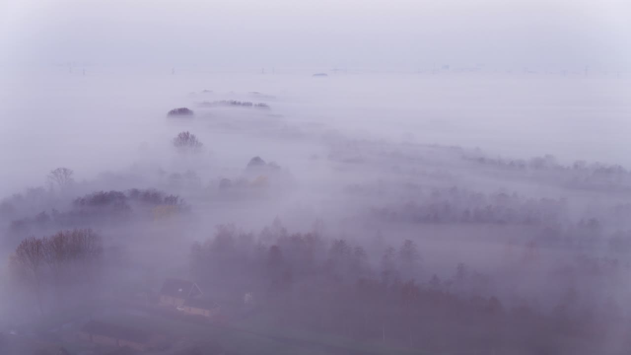 안개 가 가득 한 풍경 을 공중 에서 볼 수 있다