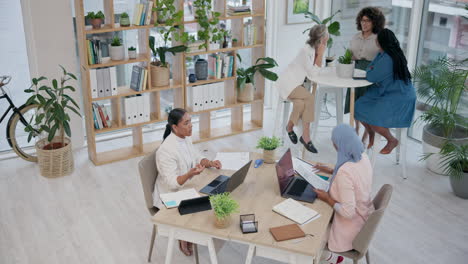 mujer de negocios, trabajo en equipo o colaboración