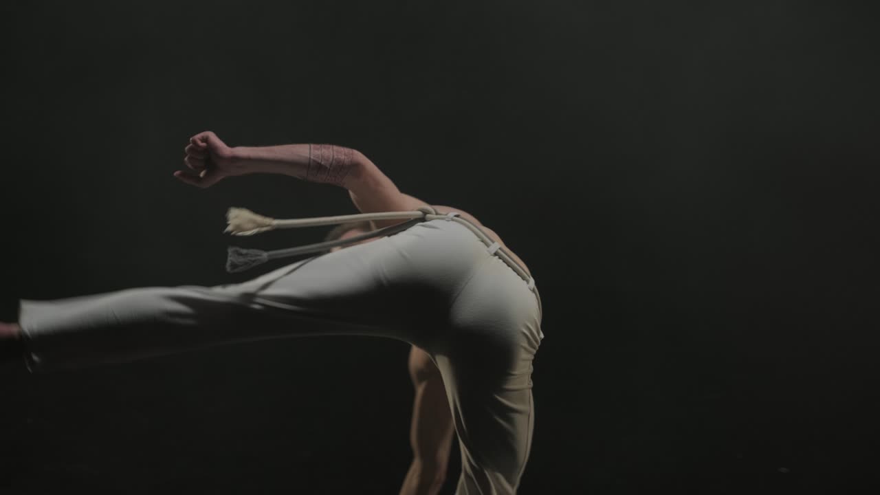 luchadores de capoeira realizando movimientos dinámicos en el escenario. artes marciales, danza y acrobacias en acción. atletas de pecho desnudo mostrando fuerza, flexibilidad y técnica bajo los reflectores