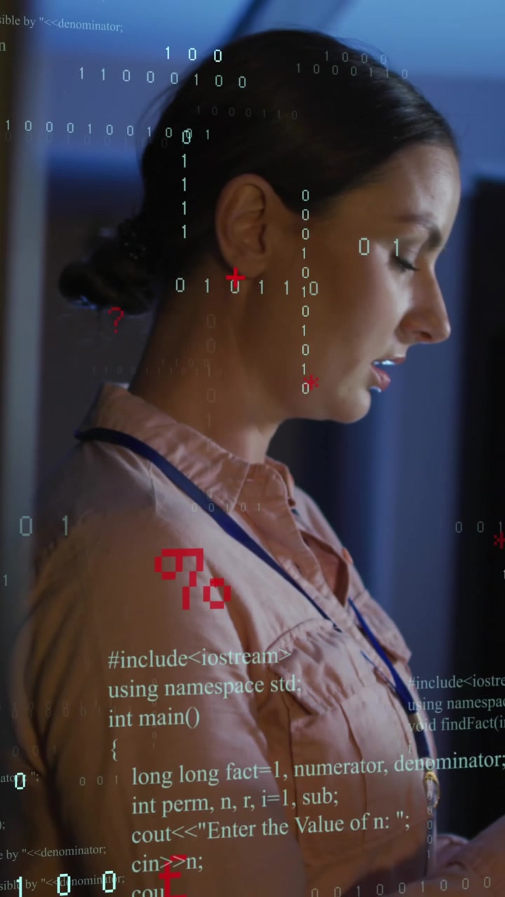 Animazione di elaborazione dati su ingegnera informatica caucasica e server