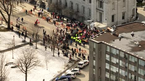 la policía de kingston ontario bloquea las protestas por la libertad con contramanifestantes