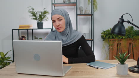 Businesswoman-works-on-laptop-at-office-talk-on-online-communication-video-call-with-employee,-boss