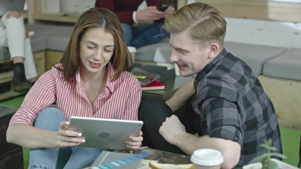 diseñadores modernos que usan tabletas en la oficina