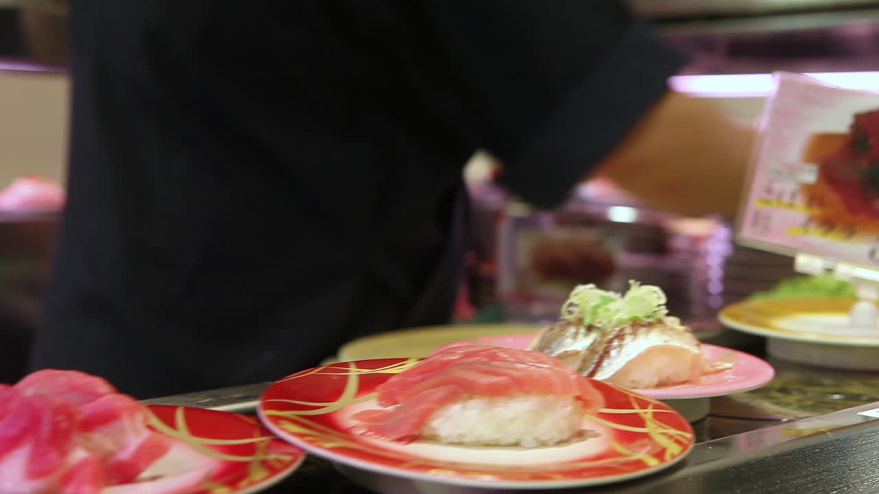 artículos de sushi viajan en una cinta transportadora en un restaurante en china 2